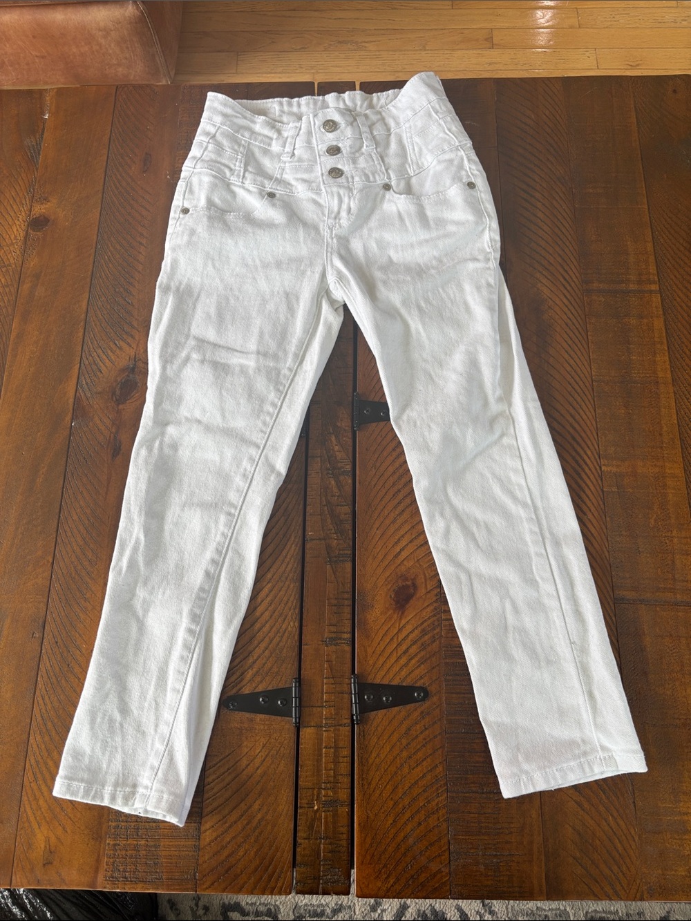 High-Waist White Skinny Jeans with Multi-Button Front